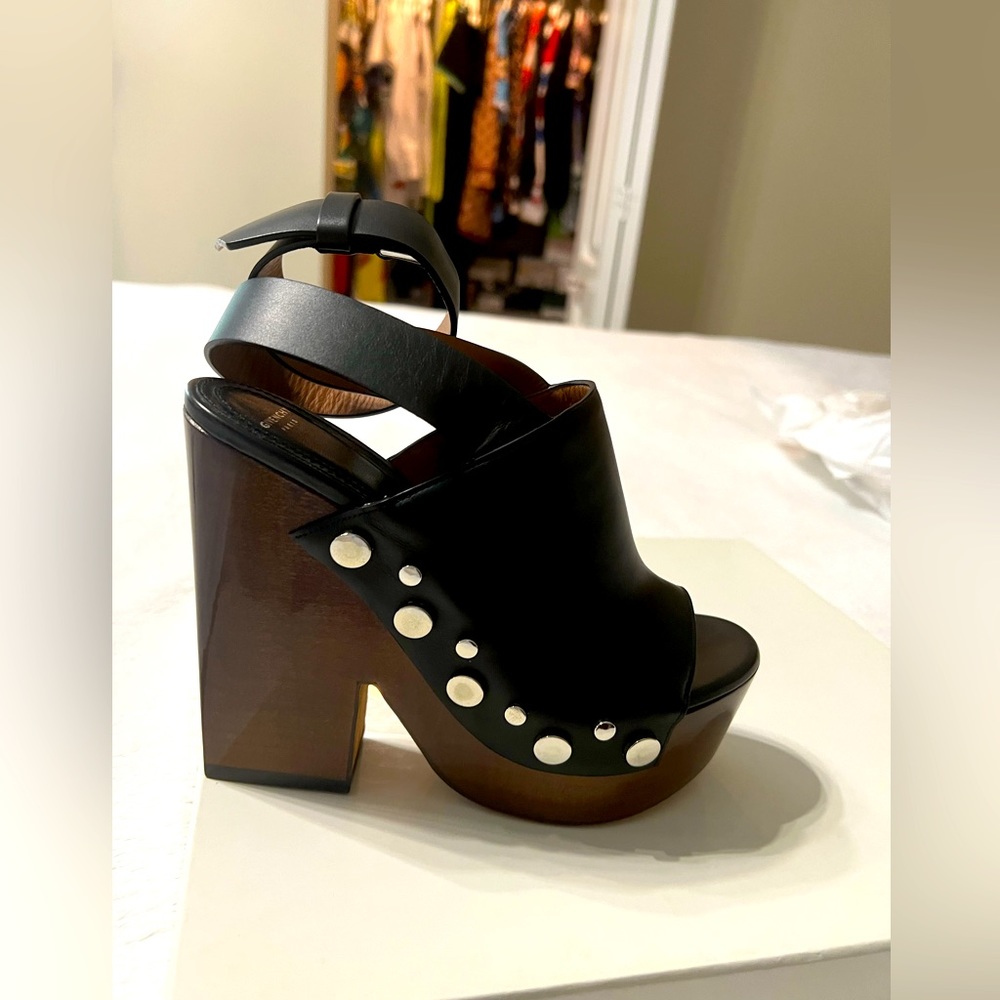Bellos zapatos Givenchy sin usar. De muy alta calidad genuinos hecho en italia